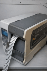 バーコードラベルを連番で印刷しているラベルプリンター（Zebra ZT610）